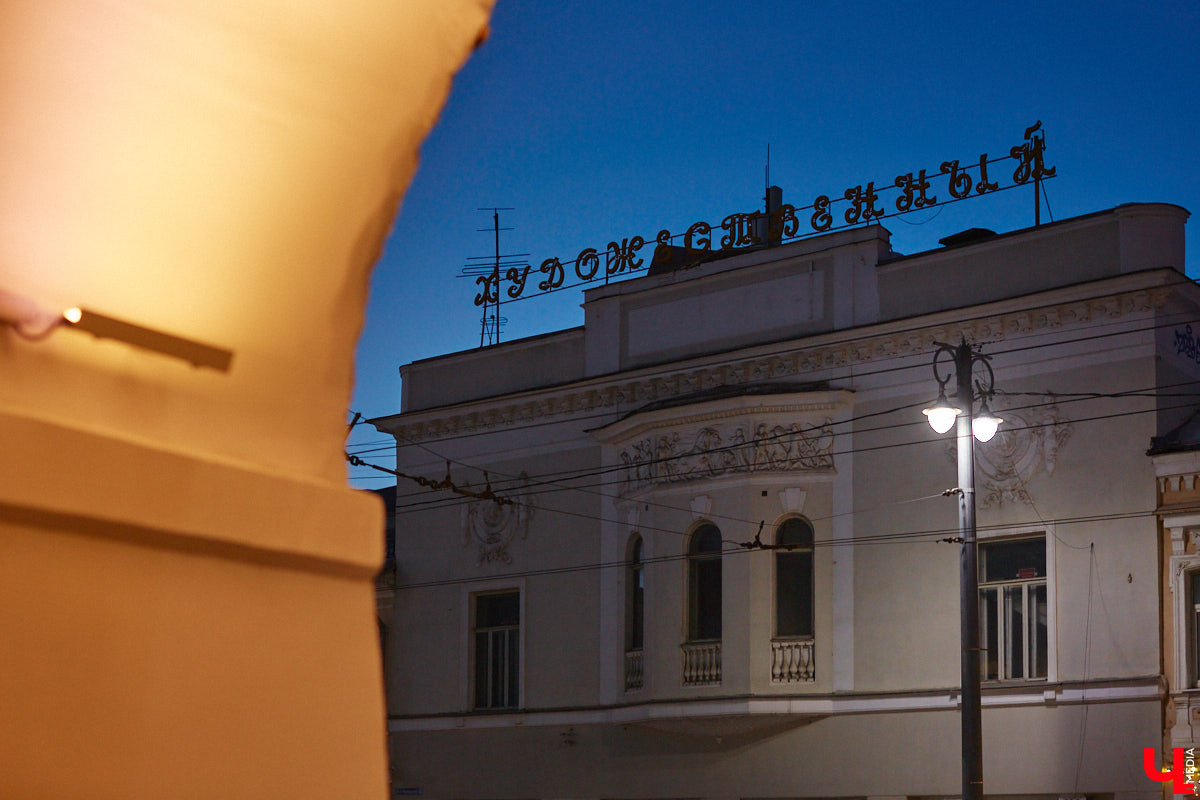 Не всем домам, помнящим былое, выпадает шанс на вторую жизнь. Но как минимум шесть городских старожилов его получили. Одни уже готовы освободиться от лесов, другие только в ожидании зеленой сетки на фасаде. Держим кулачки, чтобы эти истории обновлений не переросли в эпопеи.