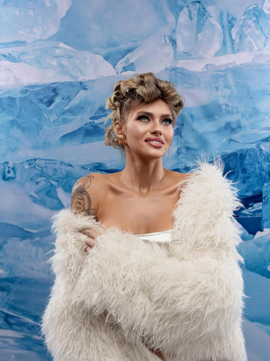 Девушки из 33-го региона повторили завирусившийся тренд этой зимы на трек в современной обработке «Расскажи, Снегурочка, где была». Внучки Деда Мороза предстали в нарядах а-ля рюс: расписных кокошниках и богато украшенных платьях. Большинство образов сгенерировал ИИ, но некоторые — настоящие фотосессии в заснеженном лесу. Смотрим и вдохновляемся!