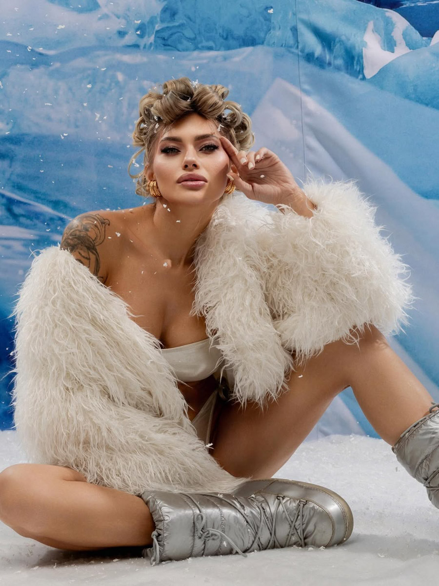 Девушки из 33-го региона повторили завирусившийся тренд этой зимы на трек в современной обработке «Расскажи, Снегурочка, где была». Внучки Деда Мороза предстали в нарядах а-ля рюс: расписных кокошниках и богато украшенных платьях. Большинство образов сгенерировал ИИ, но некоторые — настоящие фотосессии в заснеженном лесу. Смотрим и вдохновляемся!