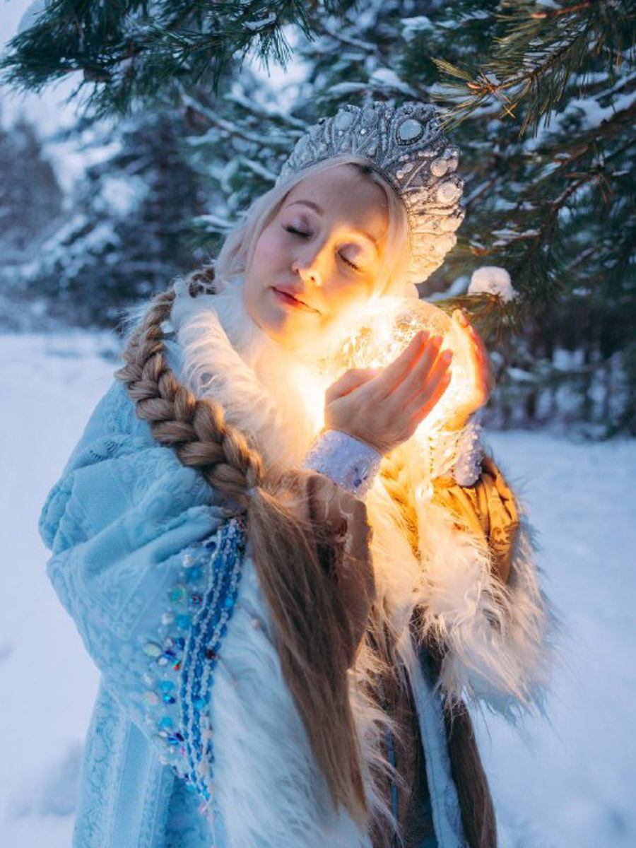Девушки из 33-го региона повторили завирусившийся тренд этой зимы на трек в современной обработке «Расскажи, Снегурочка, где была». Внучки Деда Мороза предстали в нарядах а-ля рюс: расписных кокошниках и богато украшенных платьях. Большинство образов сгенерировал ИИ, но некоторые — настоящие фотосессии в заснеженном лесу. Смотрим и вдохновляемся!