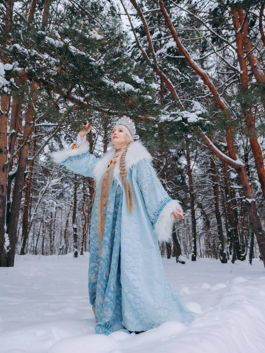 Девушки из 33-го региона повторили завирусившийся тренд этой зимы на трек в современной обработке «Расскажи, Снегурочка, где была». Внучки Деда Мороза предстали в нарядах а-ля рюс: расписных кокошниках и богато украшенных платьях. Большинство образов сгенерировал ИИ, но некоторые — настоящие фотосессии в заснеженном лесу. Смотрим и вдохновляемся!