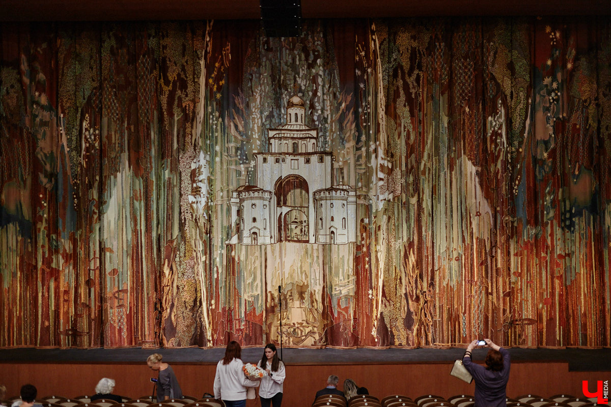 В минувшем году во Владимире было претворено в жизнь, полностью или только частично, немало идей, на которые явно не поскупились. Еще бы: стоит их воплощение от ста миллионов рублей и выше. «Ключ-Медиа» составил подборку самых дорогих проектов уходящего года.