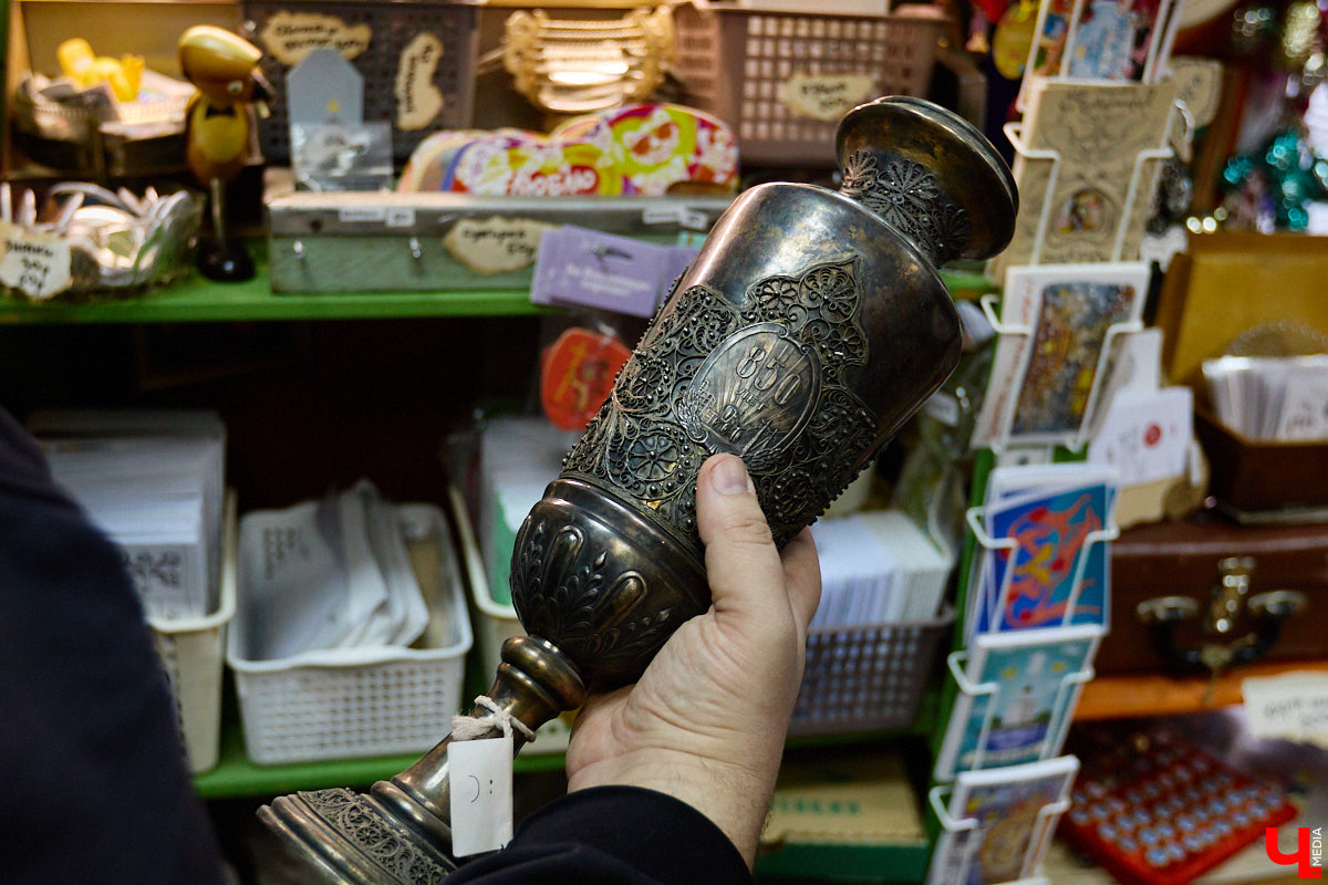 23 и 24 августа 1958 года город Владимир отмечал 850-летний юбилей. Готовились к нему основательно, потому и сувениров, напоминающих о важной дате, сохранилось немало. Часть из них находится в коллекции Михаила Самойлова, а вместе с ней и другие трофеи, от которых может «триггернуть» или «флэшбекнуть».