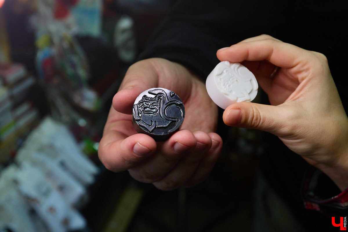 23 и 24 августа 1958 года город Владимир отмечал 850-летний юбилей. Готовились к нему основательно, потому и сувениров, напоминающих о важной дате, сохранилось немало. Часть из них находится в коллекции Михаила Самойлова, а вместе с ней и другие трофеи, от которых может «триггернуть» или «флэшбекнуть».