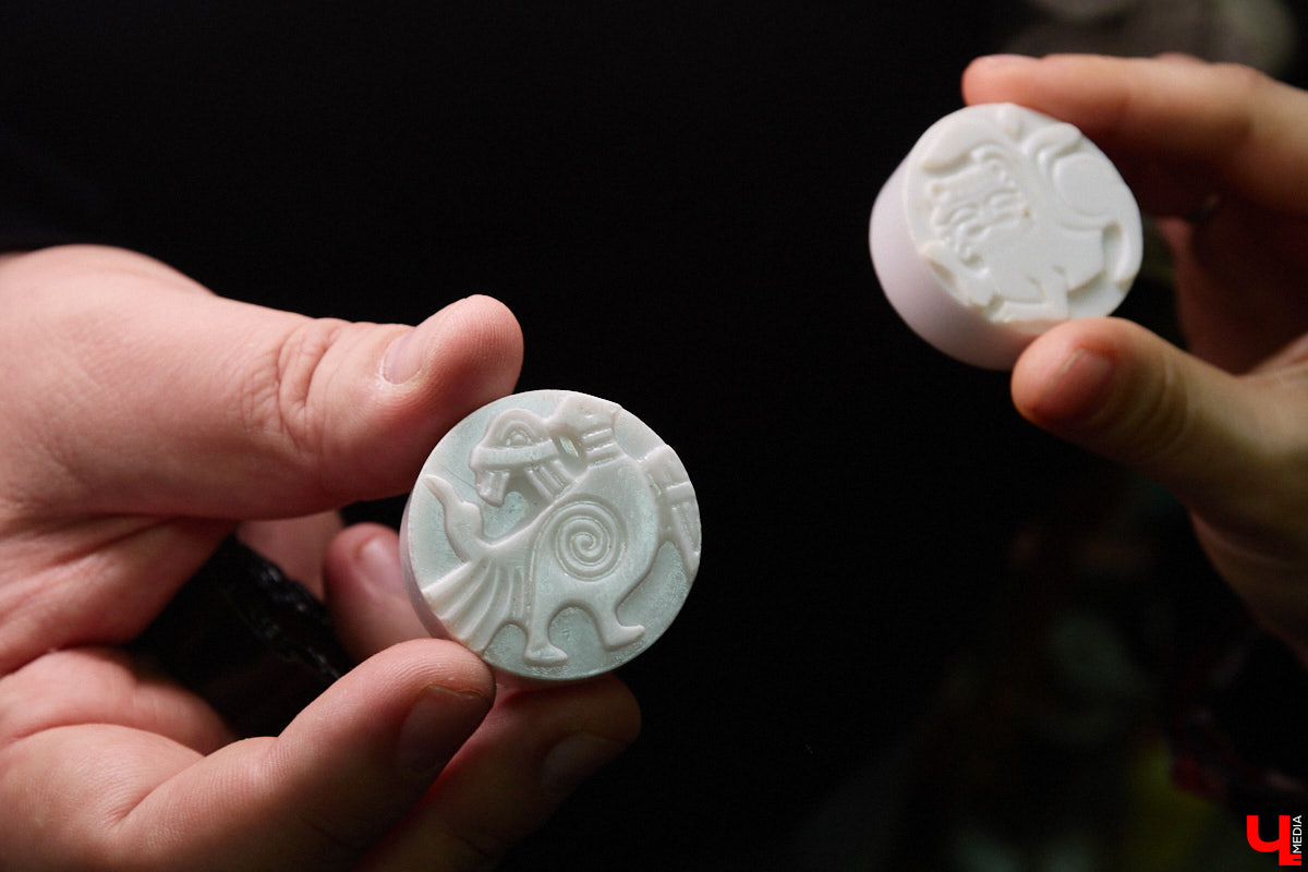 23 и 24 августа 1958 года город Владимир отмечал 850-летний юбилей. Готовились к нему основательно, потому и сувениров, напоминающих о важной дате, сохранилось немало. Часть из них находится в коллекции Михаила Самойлова, а вместе с ней и другие трофеи, от которых может «триггернуть» или «флэшбекнуть».