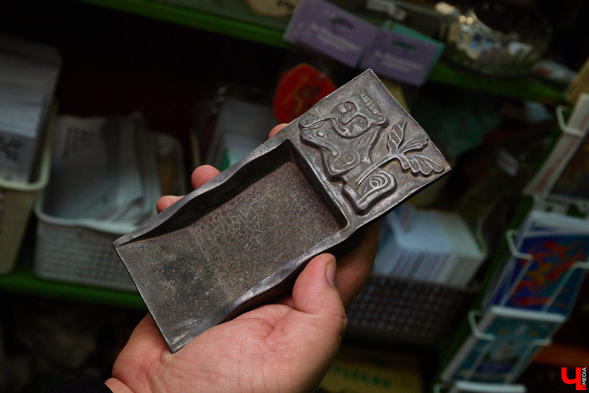 23 и 24 августа 1958 года город Владимир отмечал 850-летний юбилей. Готовились к нему основательно, потому и сувениров, напоминающих о важной дате, сохранилось немало. Часть из них находится в коллекции Михаила Самойлова, а вместе с ней и другие трофеи, от которых может «триггернуть» или «флэшбекнуть».