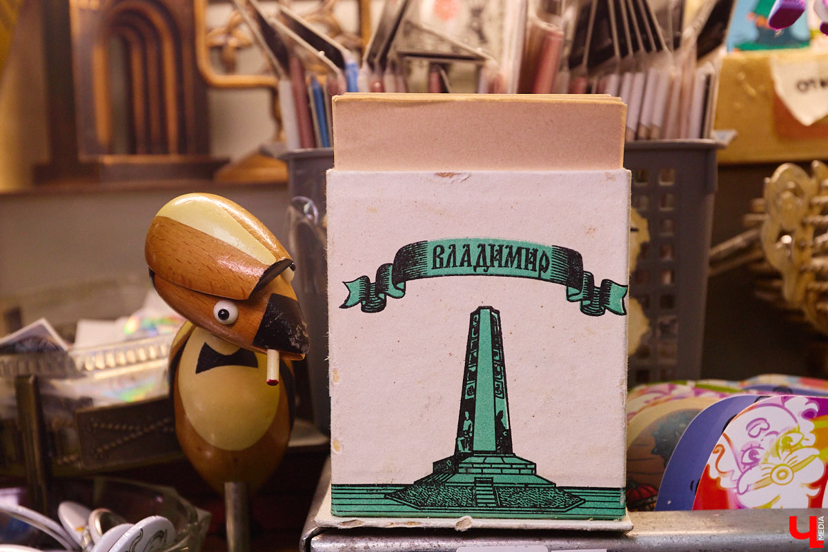 23 и 24 августа 1958 года город Владимир отмечал 850-летний юбилей. Готовились к нему основательно, потому и сувениров, напоминающих о важной дате, сохранилось немало. Часть из них находится в коллекции Михаила Самойлова, а вместе с ней и другие трофеи, от которых может «триггернуть» или «флэшбекнуть».