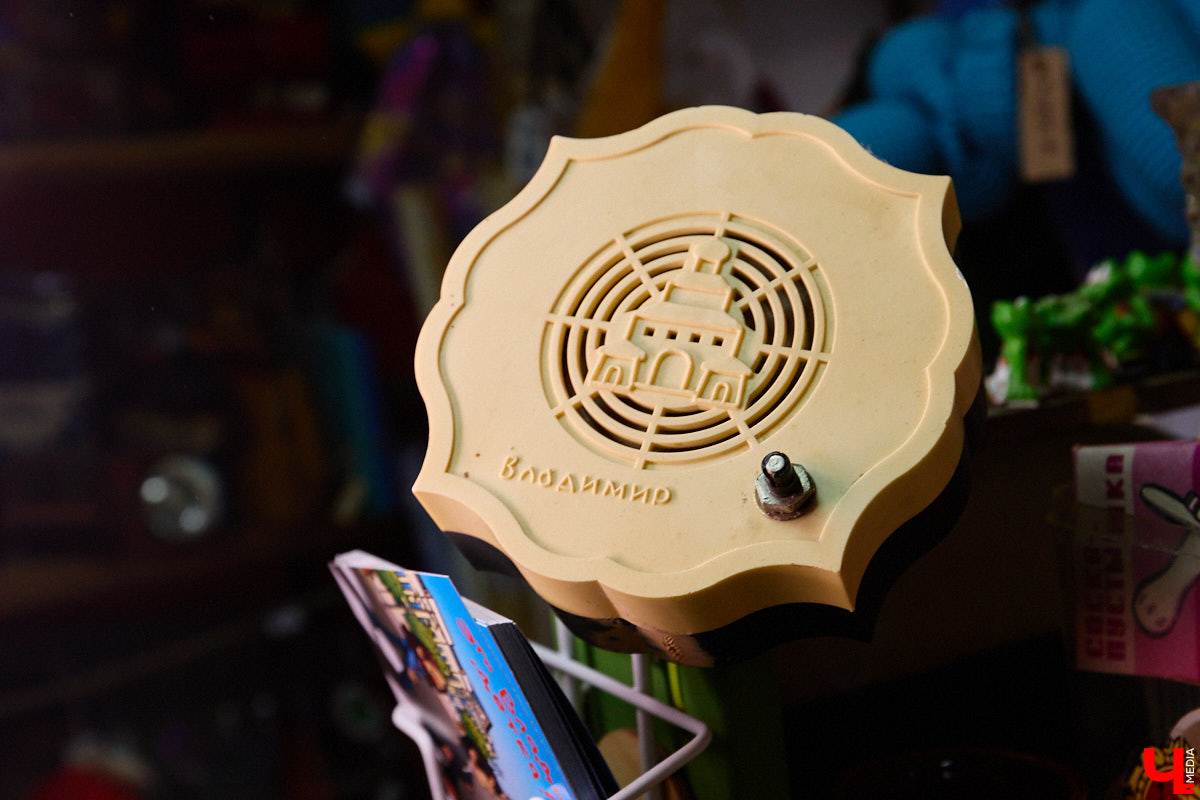 23 и 24 августа 1958 года город Владимир отмечал 850-летний юбилей. Готовились к нему основательно, потому и сувениров, напоминающих о важной дате, сохранилось немало. Часть из них находится в коллекции Михаила Самойлова, а вместе с ней и другие трофеи, от которых может «триггернуть» или «флэшбекнуть».