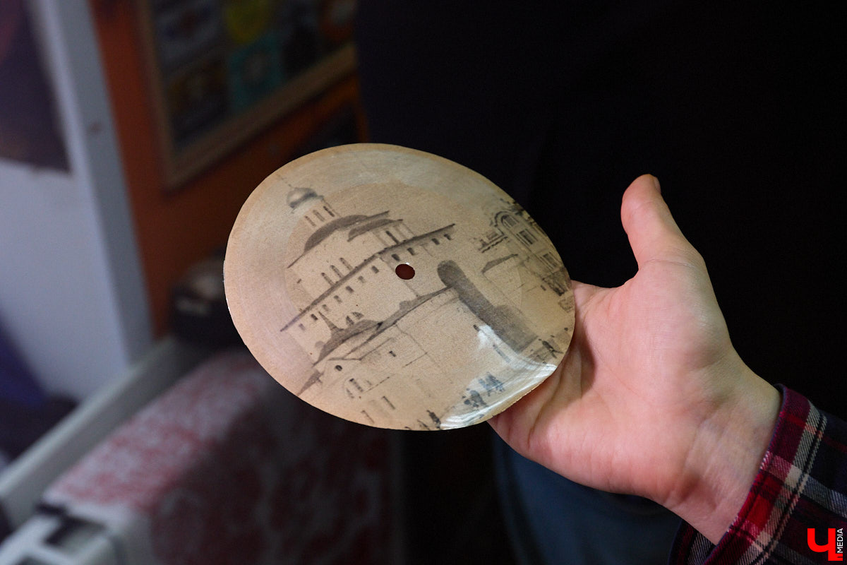 23 и 24 августа 1958 года город Владимир отмечал 850-летний юбилей. Готовились к нему основательно, потому и сувениров, напоминающих о важной дате, сохранилось немало. Часть из них находится в коллекции Михаила Самойлова, а вместе с ней и другие трофеи, от которых может «триггернуть» или «флэшбекнуть».