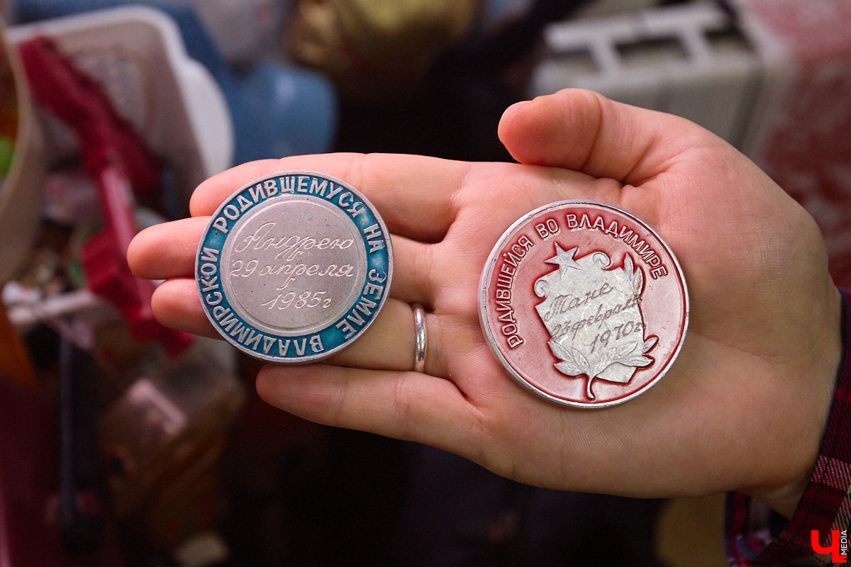 23 и 24 августа 1958 года город Владимир отмечал 850-летний юбилей. Готовились к нему основательно, потому и сувениров, напоминающих о важной дате, сохранилось немало. Часть из них находится в коллекции Михаила Самойлова, а вместе с ней и другие трофеи, от которых может «триггернуть» или «флэшбекнуть».