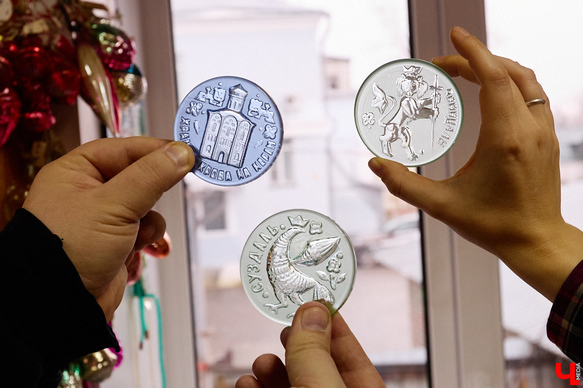 23 и 24 августа 1958 года город Владимир отмечал 850-летний юбилей. Готовились к нему основательно, потому и сувениров, напоминающих о важной дате, сохранилось немало. Часть из них находится в коллекции Михаила Самойлова, а вместе с ней и другие трофеи, от которых может «триггернуть» или «флэшбекнуть».