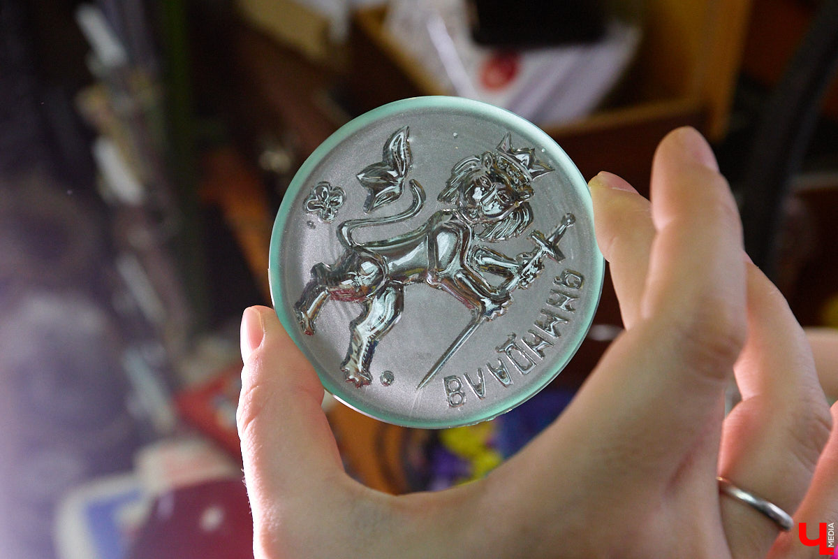 23 и 24 августа 1958 года город Владимир отмечал 850-летний юбилей. Готовились к нему основательно, потому и сувениров, напоминающих о важной дате, сохранилось немало. Часть из них находится в коллекции Михаила Самойлова, а вместе с ней и другие трофеи, от которых может «триггернуть» или «флэшбекнуть».