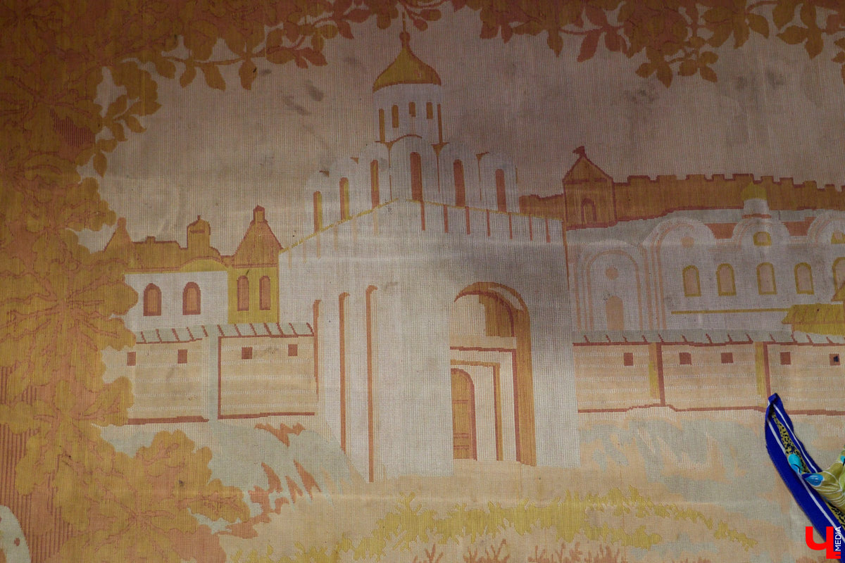 23 и 24 августа 1958 года город Владимир отмечал 850-летний юбилей. Готовились к нему основательно, потому и сувениров, напоминающих о важной дате, сохранилось немало. Часть из них находится в коллекции Михаила Самойлова, а вместе с ней и другие трофеи, от которых может «триггернуть» или «флэшбекнуть».