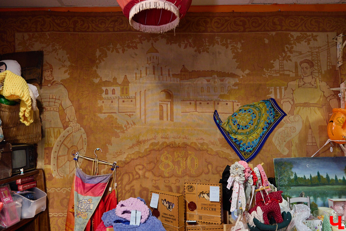 23 и 24 августа 1958 года город Владимир отмечал 850-летний юбилей. Готовились к нему основательно, потому и сувениров, напоминающих о важной дате, сохранилось немало. Часть из них находится в коллекции Михаила Самойлова, а вместе с ней и другие трофеи, от которых может «триггернуть» или «флэшбекнуть».