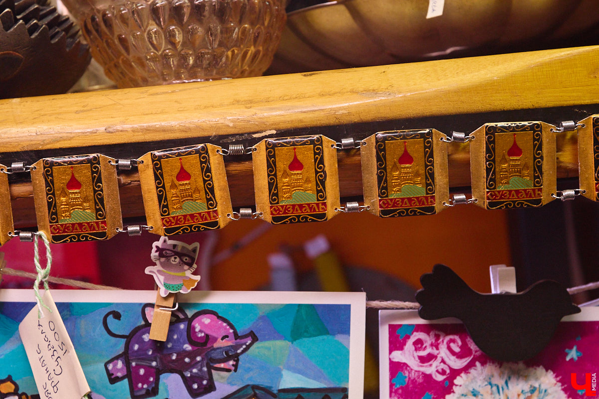 23 и 24 августа 1958 года город Владимир отмечал 850-летний юбилей. Готовились к нему основательно, потому и сувениров, напоминающих о важной дате, сохранилось немало. Часть из них находится в коллекции Михаила Самойлова, а вместе с ней и другие трофеи, от которых может «триггернуть» или «флэшбекнуть».