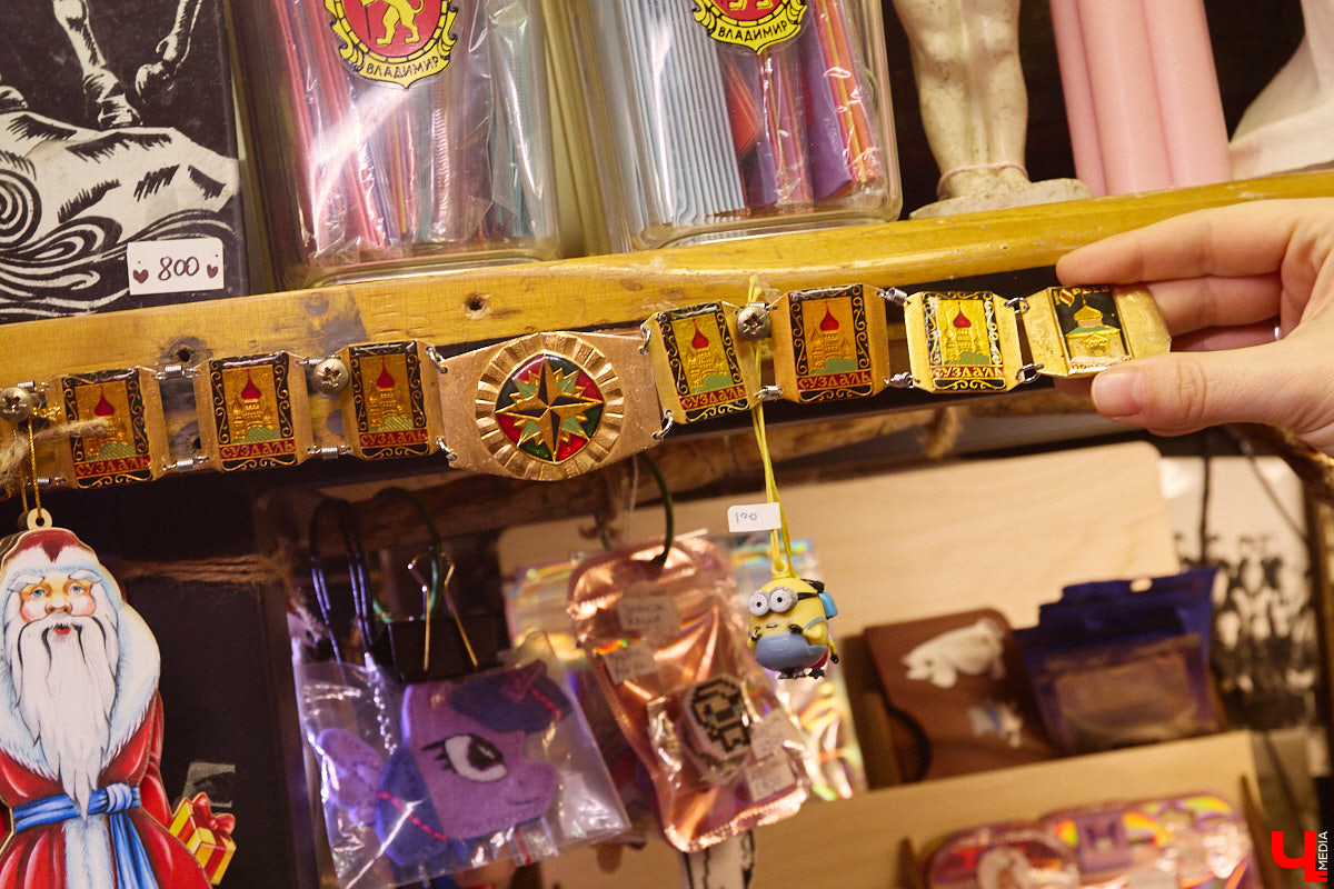 23 и 24 августа 1958 года город Владимир отмечал 850-летний юбилей. Готовились к нему основательно, потому и сувениров, напоминающих о важной дате, сохранилось немало. Часть из них находится в коллекции Михаила Самойлова, а вместе с ней и другие трофеи, от которых может «триггернуть» или «флэшбекнуть».