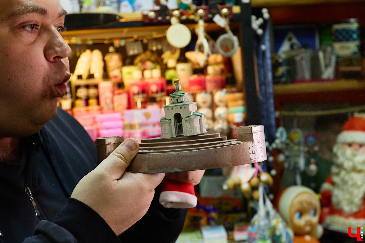 23 и 24 августа 1958 года город Владимир отмечал 850-летний юбилей. Готовились к нему основательно, потому и сувениров, напоминающих о важной дате, сохранилось немало. Часть из них находится в коллекции Михаила Самойлова, а вместе с ней и другие трофеи, от которых может «триггернуть» или «флэшбекнуть».