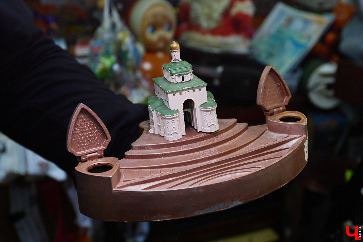 23 и 24 августа 1958 года город Владимир отмечал 850-летний юбилей. Готовились к нему основательно, потому и сувениров, напоминающих о важной дате, сохранилось немало. Часть из них находится в коллекции Михаила Самойлова, а вместе с ней и другие трофеи, от которых может «триггернуть» или «флэшбекнуть».