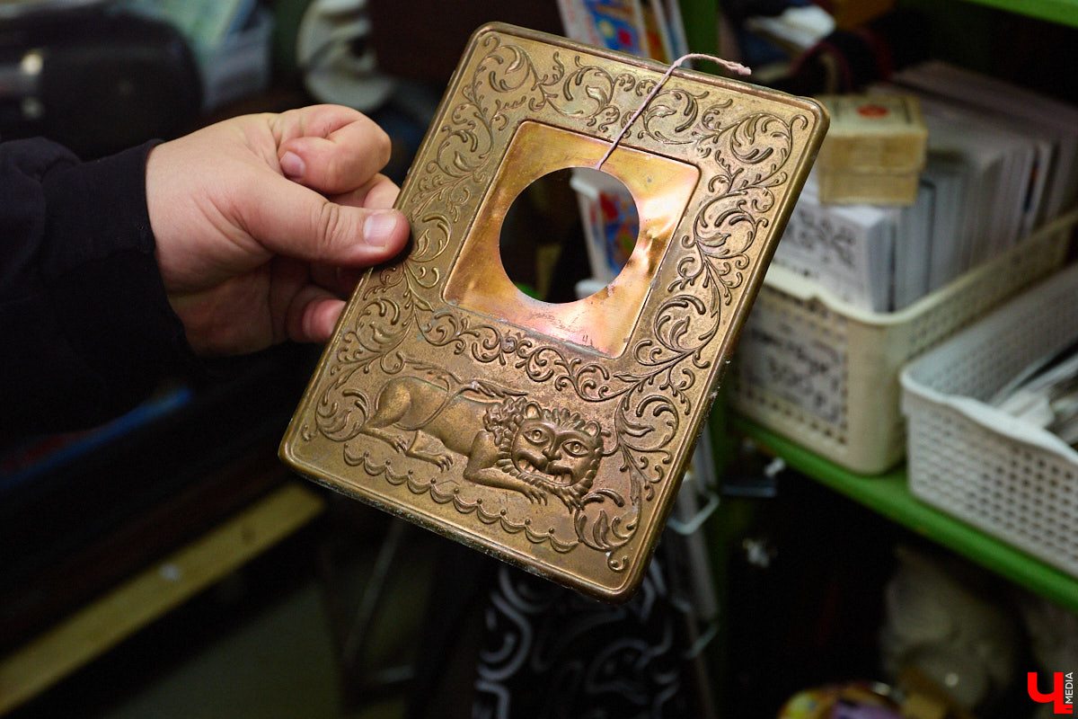 23 и 24 августа 1958 года город Владимир отмечал 850-летний юбилей. Готовились к нему основательно, потому и сувениров, напоминающих о важной дате, сохранилось немало. Часть из них находится в коллекции Михаила Самойлова, а вместе с ней и другие трофеи, от которых может «триггернуть» или «флэшбекнуть».