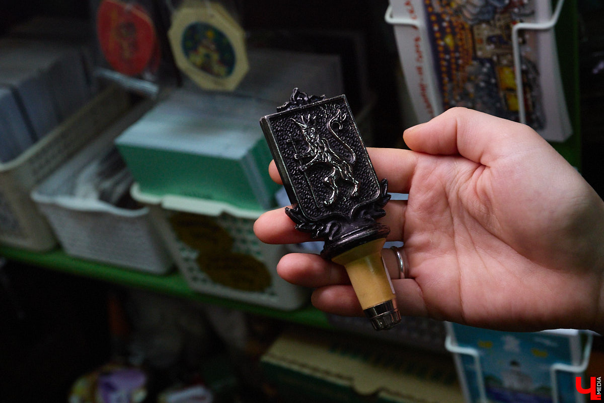 23 и 24 августа 1958 года город Владимир отмечал 850-летний юбилей. Готовились к нему основательно, потому и сувениров, напоминающих о важной дате, сохранилось немало. Часть из них находится в коллекции Михаила Самойлова, а вместе с ней и другие трофеи, от которых может «триггернуть» или «флэшбекнуть».