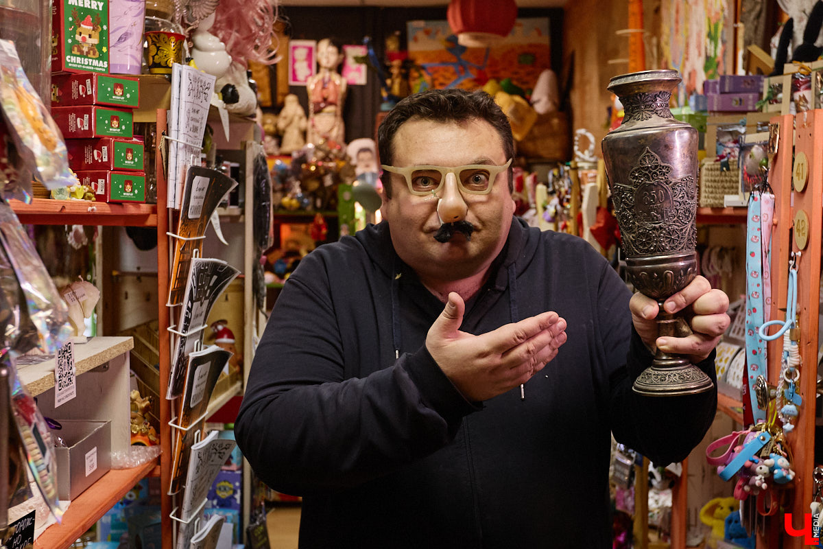 23 и 24 августа 1958 года город Владимир отмечал 850-летний юбилей. Готовились к нему основательно, потому и сувениров, напоминающих о важной дате, сохранилось немало. Часть из них находится в коллекции Михаила Самойлова, а вместе с ней и другие трофеи, от которых может «триггернуть» или «флэшбекнуть».