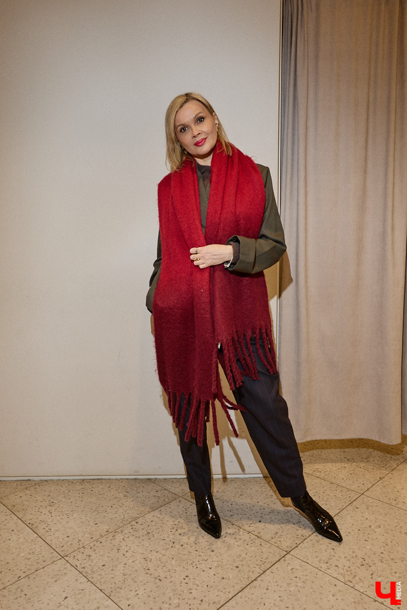 Slavic core распространяется с бешеной скоростью по всему миру. Девушки из разных стран примеряют образ роковой женщины в шубе, шапке-ушанке и шерстяных варежках. В России он, конечно же, особенно популярен. Однако как составить зимний аутфит по всем модным канонам? В этом вопросе нам помогла разобраться стилист Анна Трубова.