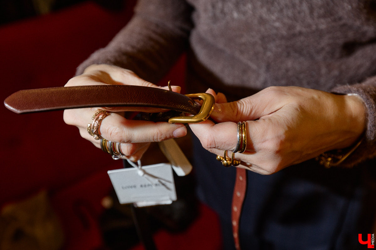 Slavic core распространяется с бешеной скоростью по всему миру. Девушки из разных стран примеряют образ роковой женщины в шубе, шапке-ушанке и шерстяных варежках. В России он, конечно же, особенно популярен. Однако как составить зимний аутфит по всем модным канонам? В этом вопросе нам помогла разобраться стилист Анна Трубова.