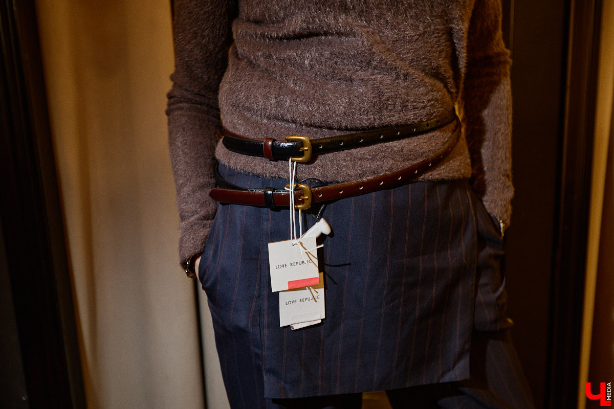 Slavic core распространяется с бешеной скоростью по всему миру. Девушки из разных стран примеряют образ роковой женщины в шубе, шапке-ушанке и шерстяных варежках. В России он, конечно же, особенно популярен. Однако как составить зимний аутфит по всем модным канонам? В этом вопросе нам помогла разобраться стилист Анна Трубова.