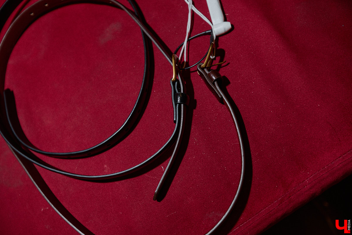 Slavic core распространяется с бешеной скоростью по всему миру. Девушки из разных стран примеряют образ роковой женщины в шубе, шапке-ушанке и шерстяных варежках. В России он, конечно же, особенно популярен. Однако как составить зимний аутфит по всем модным канонам? В этом вопросе нам помогла разобраться стилист Анна Трубова.