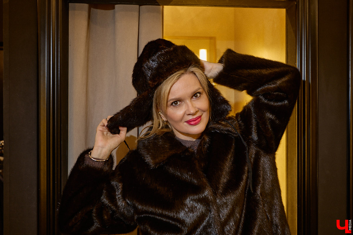 Slavic core распространяется с бешеной скоростью по всему миру. Девушки из разных стран примеряют образ роковой женщины в шубе, шапке-ушанке и шерстяных варежках. В России он, конечно же, особенно популярен. Однако как составить зимний аутфит по всем модным канонам? В этом вопросе нам помогла разобраться стилист Анна Трубова.