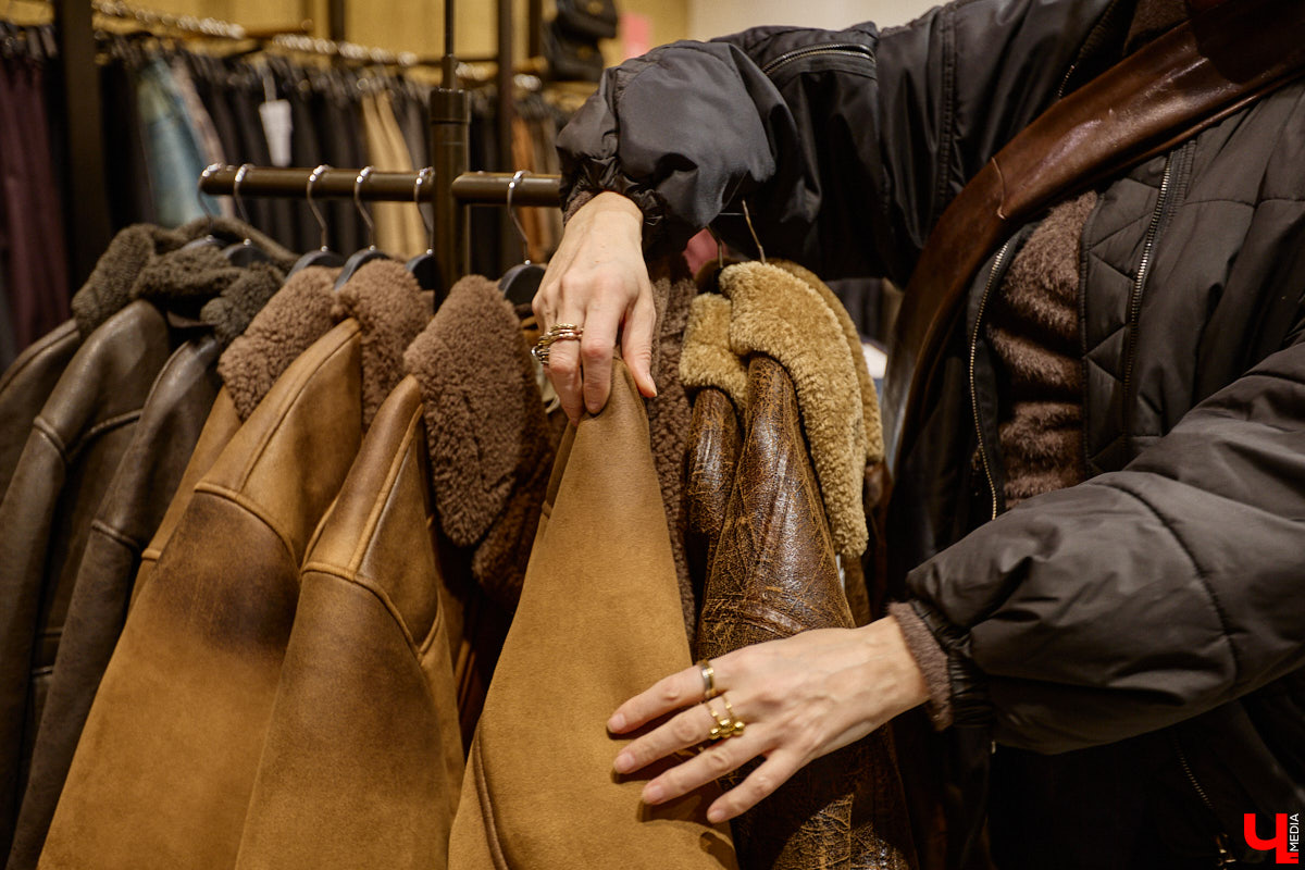 Slavic core распространяется с бешеной скоростью по всему миру. Девушки из разных стран примеряют образ роковой женщины в шубе, шапке-ушанке и шерстяных варежках. В России он, конечно же, особенно популярен. Однако как составить зимний аутфит по всем модным канонам? В этом вопросе нам помогла разобраться стилист Анна Трубова.