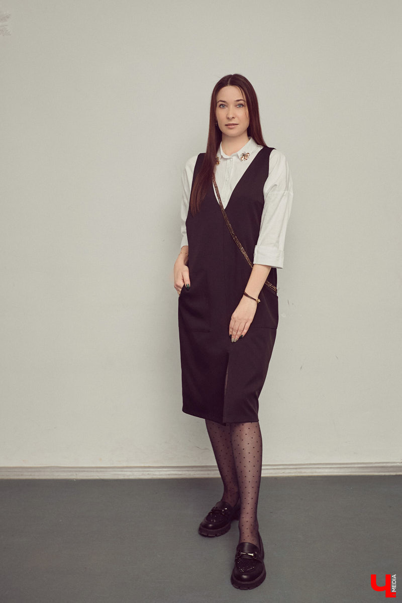 Жительница Владимира Ольга Пенкина вполне могла бы стать моделью, но работает в обычной школе учительницей биологии. Для своих учеников эффектная брюнетка — настоящий пример того, как оставаться стильной и индивидуальной. Конечно, в школе приходится соблюдать строгий дресс-код, но наша героиня точно знает, как разбавить деловой образ яркими акцентами.