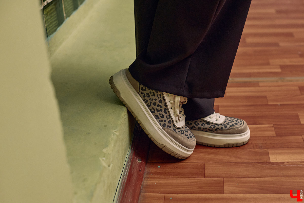 Жительница Владимира Ольга Пенкина вполне могла бы стать моделью, но работает в обычной школе учительницей биологии. Для своих учеников эффектная брюнетка — настоящий пример того, как оставаться стильной и индивидуальной. Конечно, в школе приходится соблюдать строгий дресс-код, но наша героиня точно знает, как разбавить деловой образ яркими акцентами.