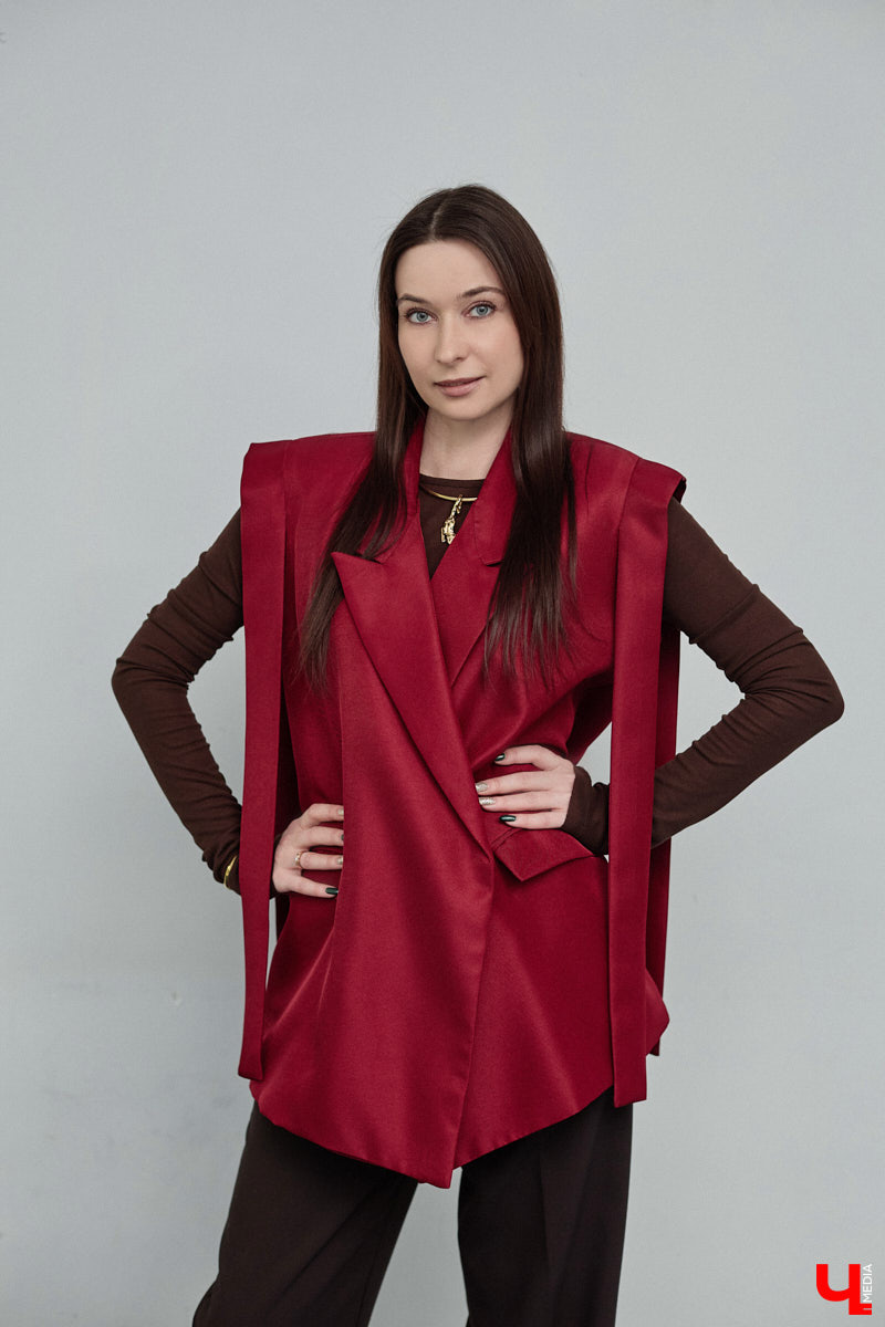 Жительница Владимира Ольга Пенкина вполне могла бы стать моделью, но работает в обычной школе учительницей биологии. Для своих учеников эффектная брюнетка — настоящий пример того, как оставаться стильной и индивидуальной. Конечно, в школе приходится соблюдать строгий дресс-код, но наша героиня точно знает, как разбавить деловой образ яркими акцентами.