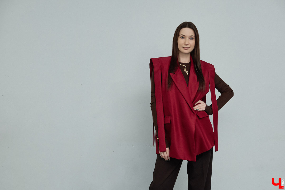 Жительница Владимира Ольга Пенкина вполне могла бы стать моделью, но работает в обычной школе учительницей биологии. Для своих учеников эффектная брюнетка — настоящий пример того, как оставаться стильной и индивидуальной. Конечно, в школе приходится соблюдать строгий дресс-код, но наша героиня точно знает, как разбавить деловой образ яркими акцентами.