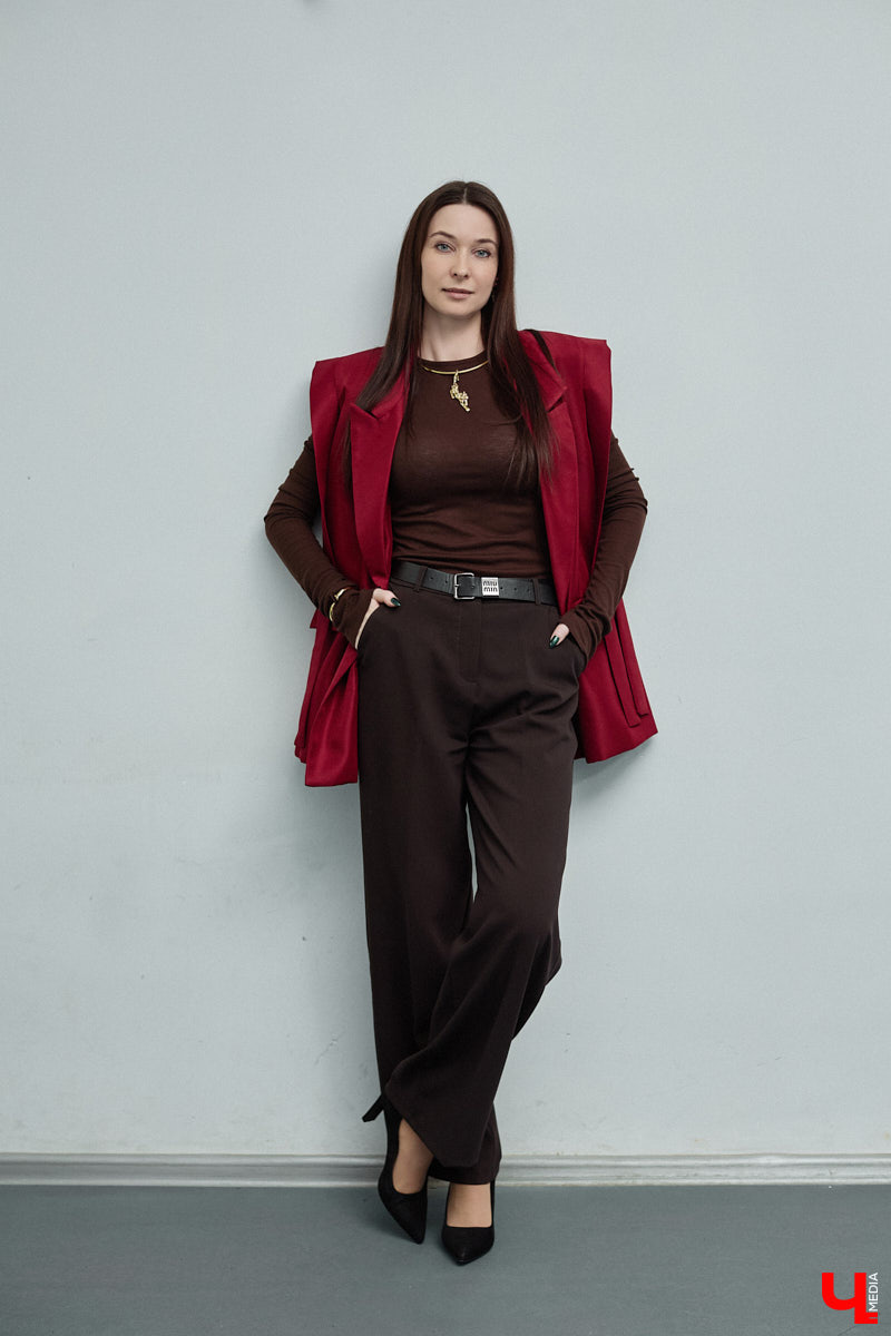 Жительница Владимира Ольга Пенкина вполне могла бы стать моделью, но работает в обычной школе учительницей биологии. Для своих учеников эффектная брюнетка — настоящий пример того, как оставаться стильной и индивидуальной. Конечно, в школе приходится соблюдать строгий дресс-код, но наша героиня точно знает, как разбавить деловой образ яркими акцентами.