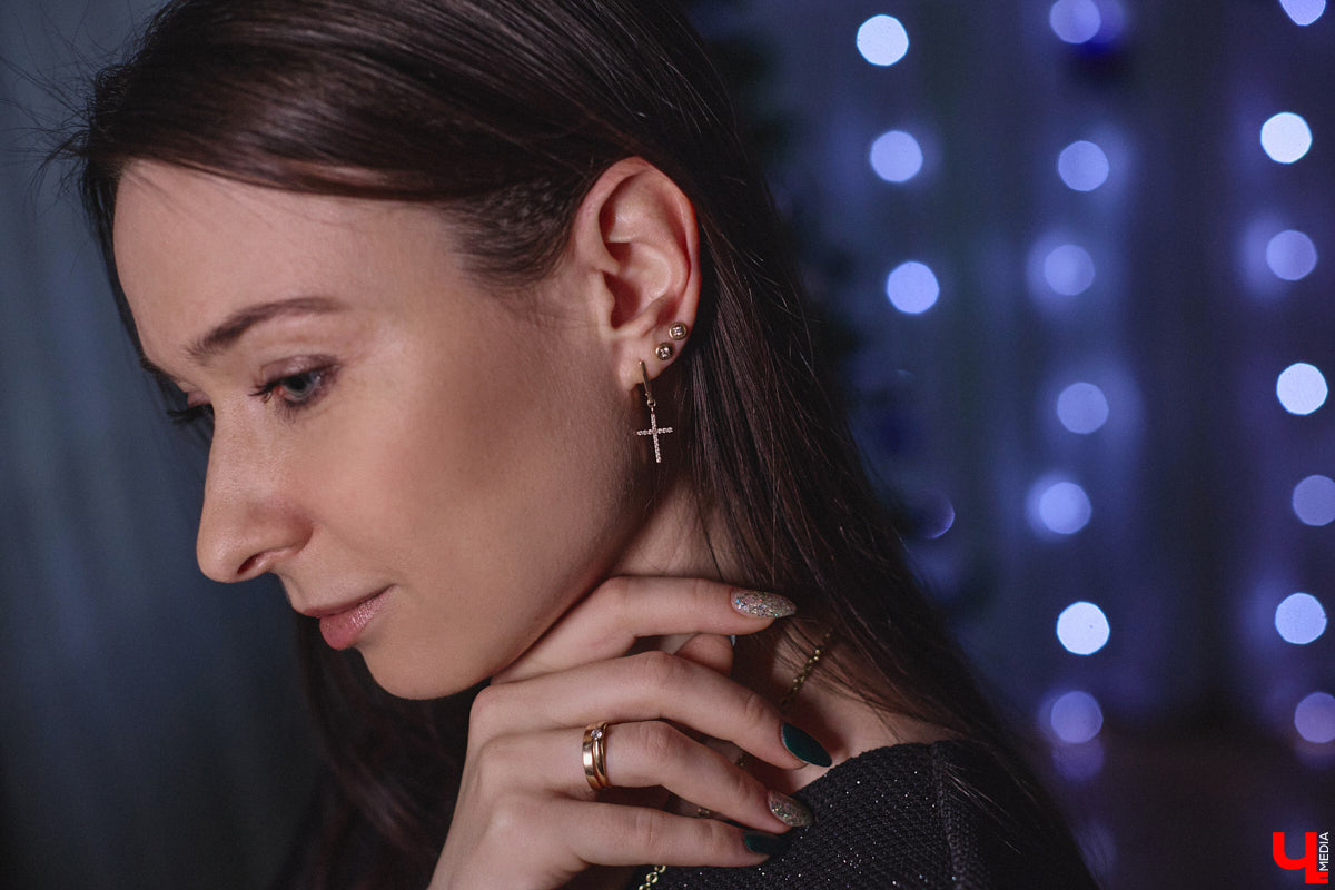 Жительница Владимира Ольга Пенкина вполне могла бы стать моделью, но работает в обычной школе учительницей биологии. Для своих учеников эффектная брюнетка — настоящий пример того, как оставаться стильной и индивидуальной. Конечно, в школе приходится соблюдать строгий дресс-код, но наша героиня точно знает, как разбавить деловой образ яркими акцентами.