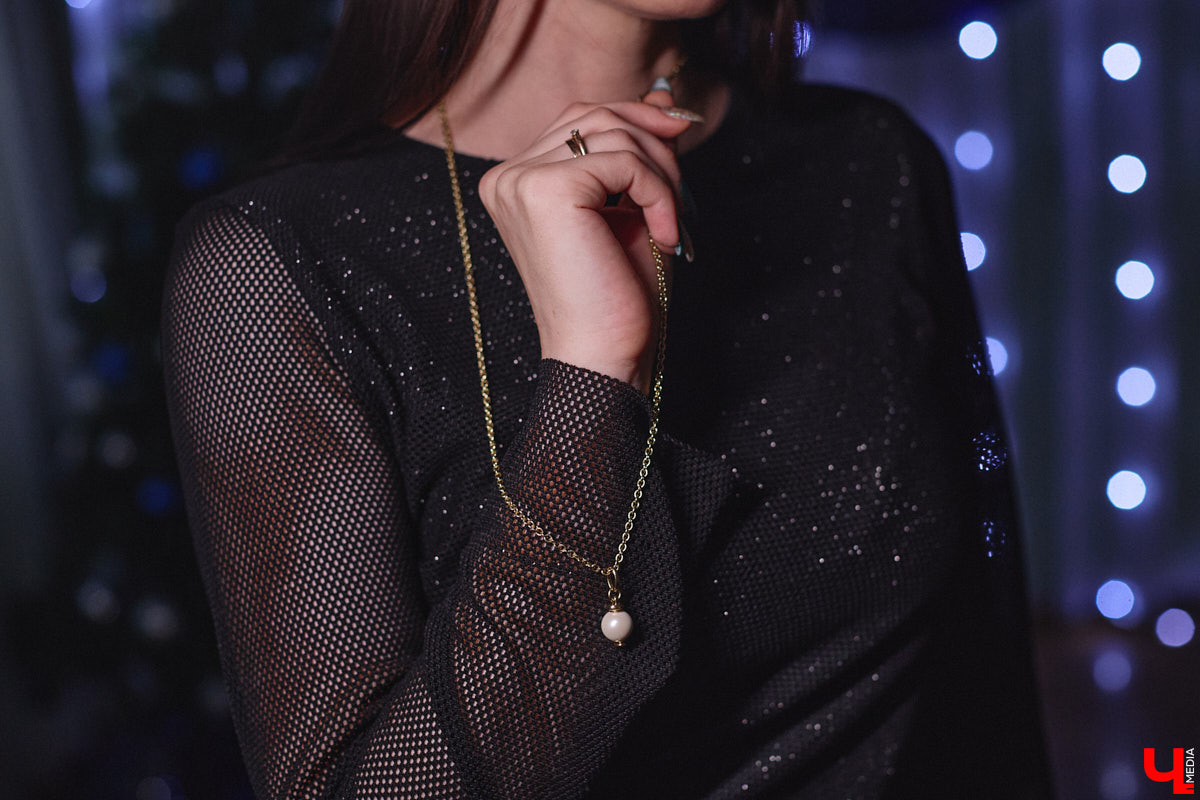 Жительница Владимира Ольга Пенкина вполне могла бы стать моделью, но работает в обычной школе учительницей биологии. Для своих учеников эффектная брюнетка — настоящий пример того, как оставаться стильной и индивидуальной. Конечно, в школе приходится соблюдать строгий дресс-код, но наша героиня точно знает, как разбавить деловой образ яркими акцентами.