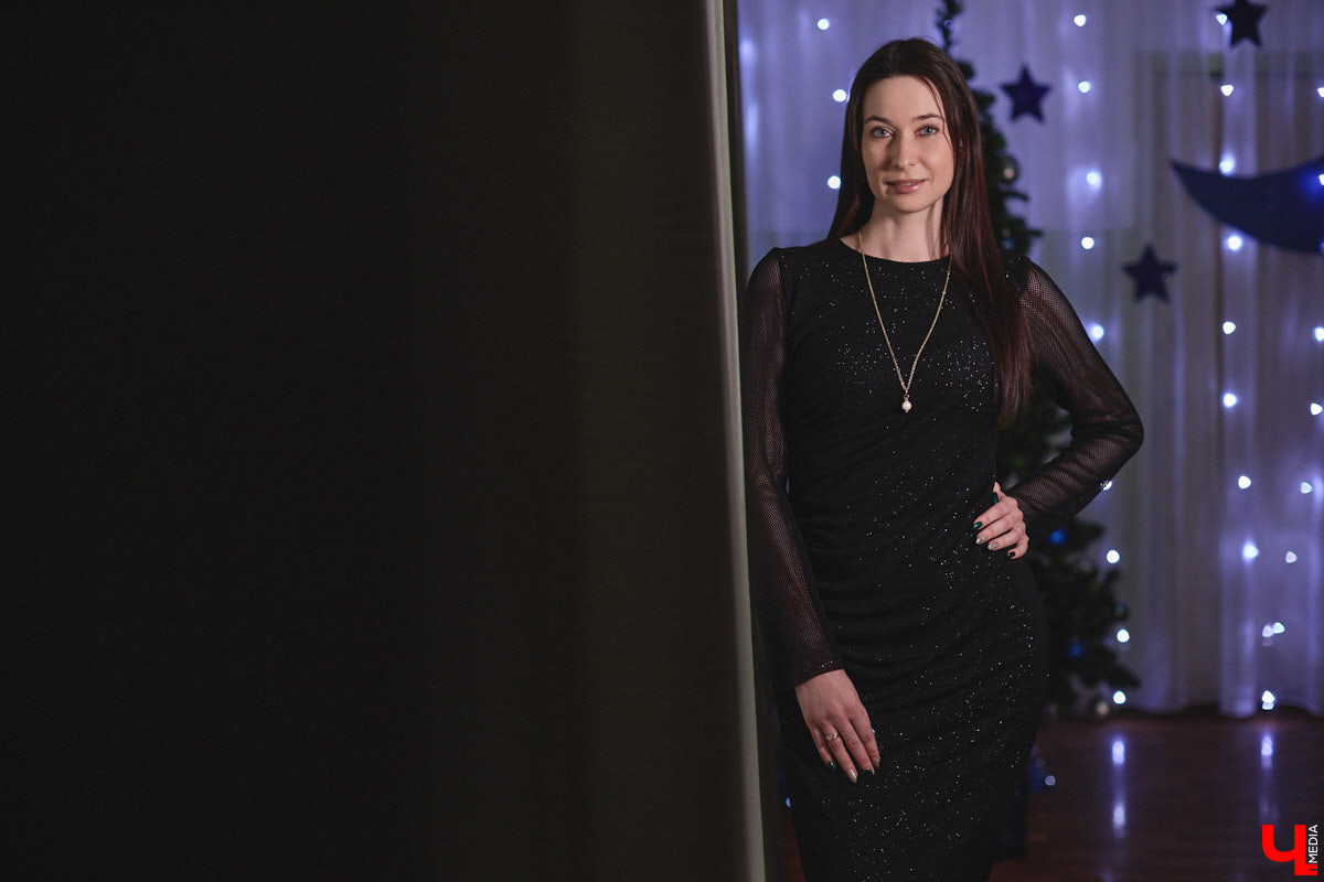 Жительница Владимира Ольга Пенкина вполне могла бы стать моделью, но работает в обычной школе учительницей биологии. Для своих учеников эффектная брюнетка — настоящий пример того, как оставаться стильной и индивидуальной. Конечно, в школе приходится соблюдать строгий дресс-код, но наша героиня точно знает, как разбавить деловой образ яркими акцентами.