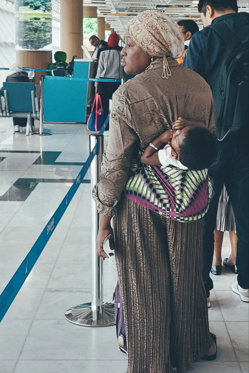 Туда, где Андрей Дубровский прожил три месяца, толпы туристов не текут. Да и сам владимирец отправился в Западную Африку не в статусе отдыхающего. Свое рабочее турне по Того и Бенину путешественник сравнивает с экспедицией из бумажных тревел-журналов вроде Geo и «Вокруг света». Всё вышло очень натурально и, конечно, не без трудностей.