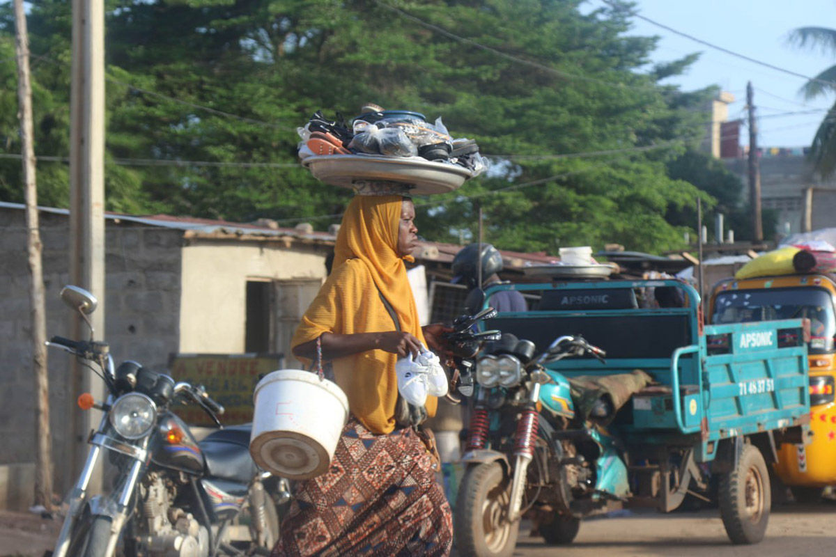Туда, где Андрей Дубровский прожил три месяца, толпы туристов не текут. Да и сам владимирец отправился в Западную Африку не в статусе отдыхающего. Свое рабочее турне по Того и Бенину путешественник сравнивает с экспедицией из бумажных тревел-журналов вроде Geo и «Вокруг света». Всё вышло очень натурально и, конечно, не без трудностей.