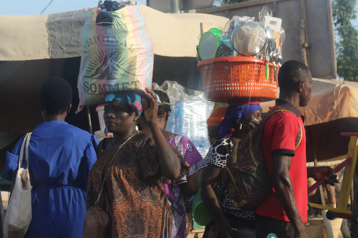 Туда, где Андрей Дубровский прожил три месяца, толпы туристов не текут. Да и сам владимирец отправился в Западную Африку не в статусе отдыхающего. Свое рабочее турне по Того и Бенину путешественник сравнивает с экспедицией из бумажных тревел-журналов вроде Geo и «Вокруг света». Всё вышло очень натурально и, конечно, не без трудностей.