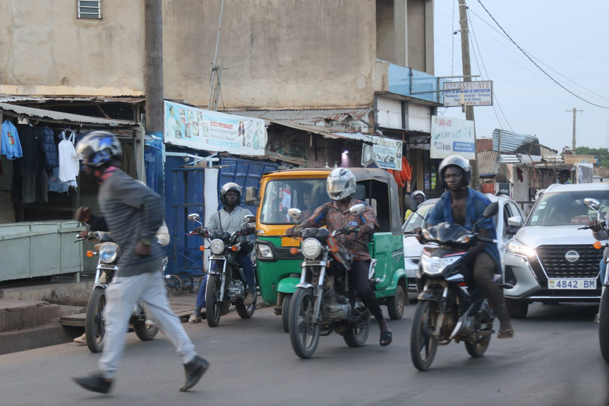Туда, где Андрей Дубровский прожил три месяца, толпы туристов не текут. Да и сам владимирец отправился в Западную Африку не в статусе отдыхающего. Свое рабочее турне по Того и Бенину путешественник сравнивает с экспедицией из бумажных тревел-журналов вроде Geo и «Вокруг света». Всё вышло очень натурально и, конечно, не без трудностей.