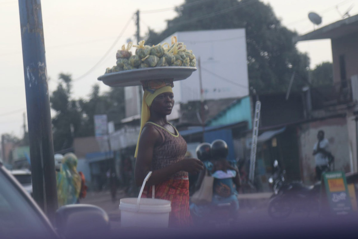 Туда, где Андрей Дубровский прожил три месяца, толпы туристов не текут. Да и сам владимирец отправился в Западную Африку не в статусе отдыхающего. Свое рабочее турне по Того и Бенину путешественник сравнивает с экспедицией из бумажных тревел-журналов вроде Geo и «Вокруг света». Всё вышло очень натурально и, конечно, не без трудностей.