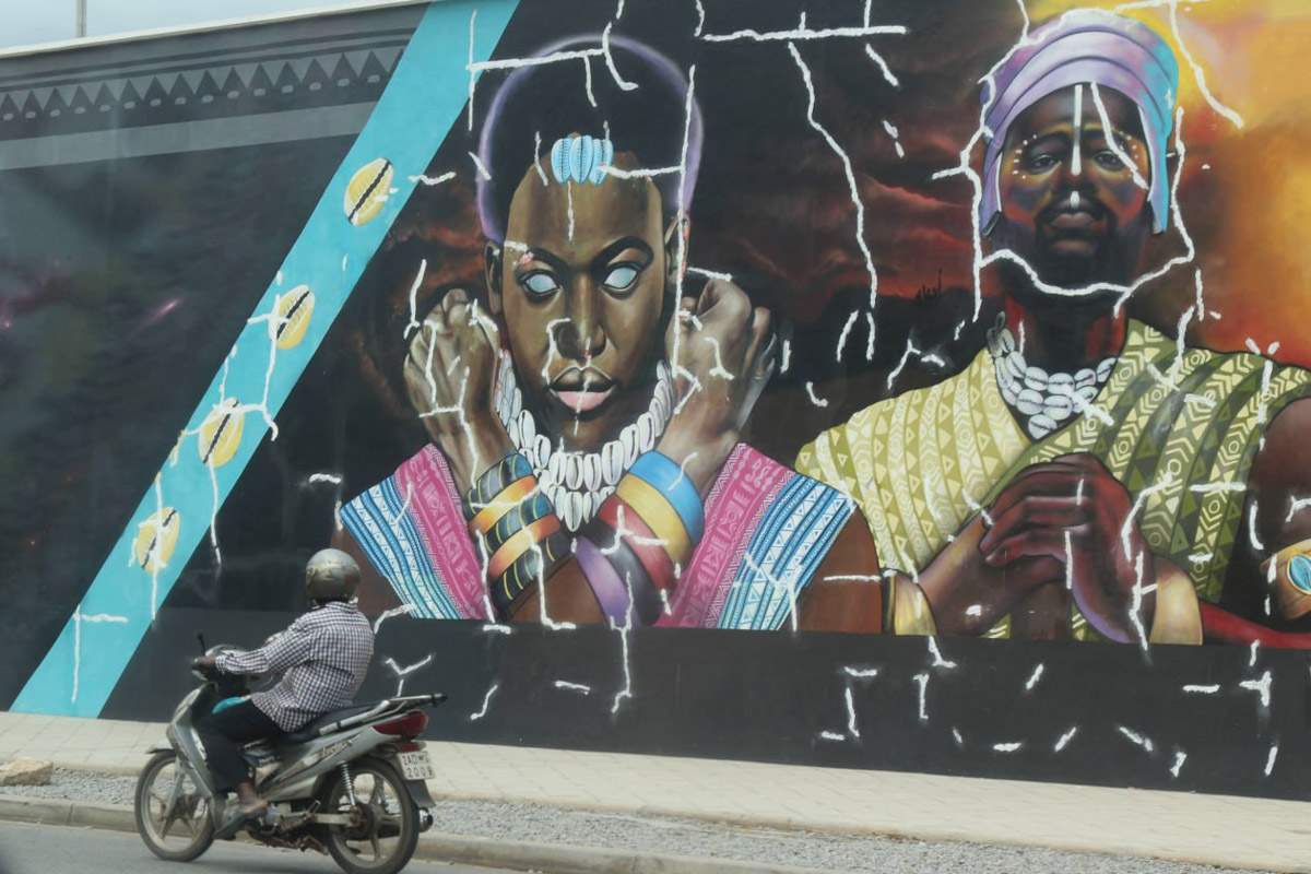 Туда, где Андрей Дубровский прожил три месяца, толпы туристов не текут. Да и сам владимирец отправился в Западную Африку не в статусе отдыхающего. Свое рабочее турне по Того и Бенину путешественник сравнивает с экспедицией из бумажных тревел-журналов вроде Geo и «Вокруг света». Всё вышло очень натурально и, конечно, не без трудностей.