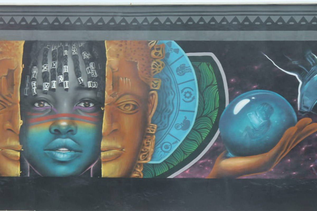 Туда, где Андрей Дубровский прожил три месяца, толпы туристов не текут. Да и сам владимирец отправился в Западную Африку не в статусе отдыхающего. Свое рабочее турне по Того и Бенину путешественник сравнивает с экспедицией из бумажных тревел-журналов вроде Geo и «Вокруг света». Всё вышло очень натурально и, конечно, не без трудностей.