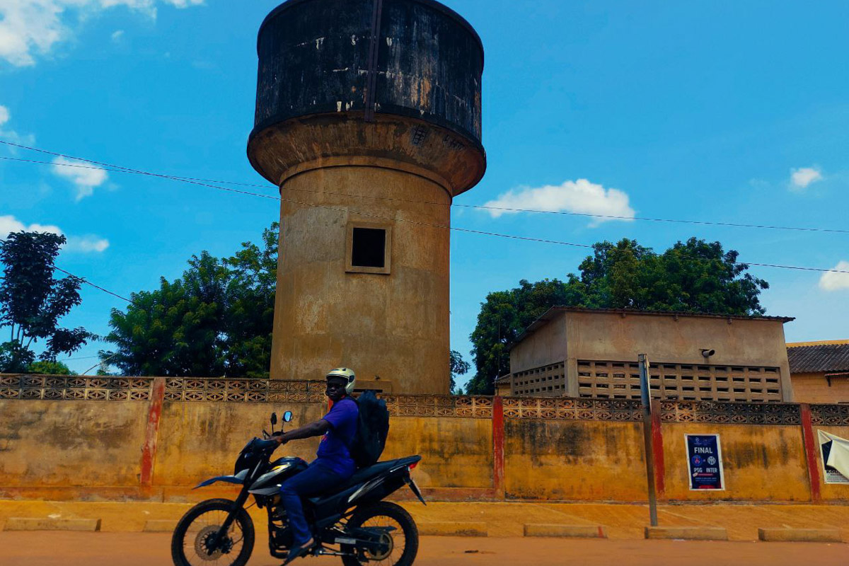 Туда, где Андрей Дубровский прожил три месяца, толпы туристов не текут. Да и сам владимирец отправился в Западную Африку не в статусе отдыхающего. Свое рабочее турне по Того и Бенину путешественник сравнивает с экспедицией из бумажных тревел-журналов вроде Geo и «Вокруг света». Всё вышло очень натурально и, конечно, не без трудностей.
