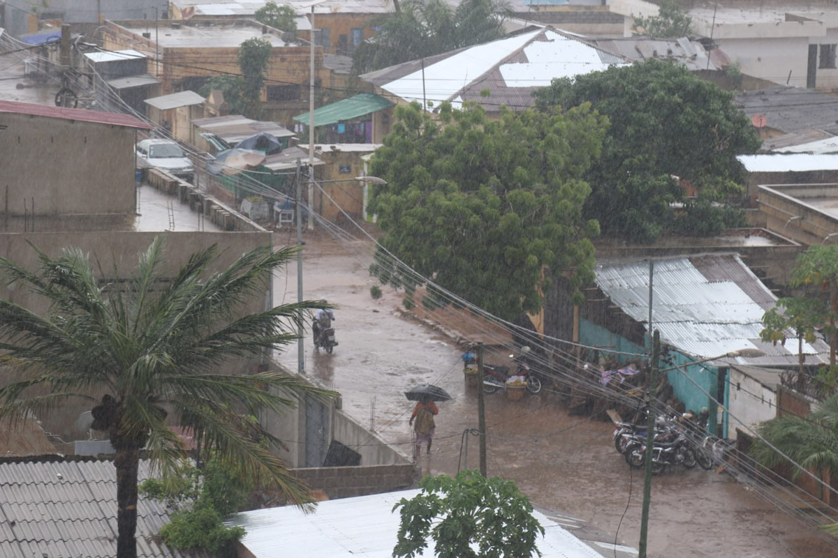 Туда, где Андрей Дубровский прожил три месяца, толпы туристов не текут. Да и сам владимирец отправился в Западную Африку не в статусе отдыхающего. Свое рабочее турне по Того и Бенину путешественник сравнивает с экспедицией из бумажных тревел-журналов вроде Geo и «Вокруг света». Всё вышло очень натурально и, конечно, не без трудностей.