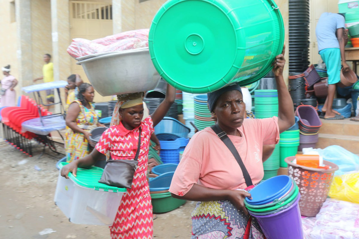 Туда, где Андрей Дубровский прожил три месяца, толпы туристов не текут. Да и сам владимирец отправился в Западную Африку не в статусе отдыхающего. Свое рабочее турне по Того и Бенину путешественник сравнивает с экспедицией из бумажных тревел-журналов вроде Geo и «Вокруг света». Всё вышло очень натурально и, конечно, не без трудностей.