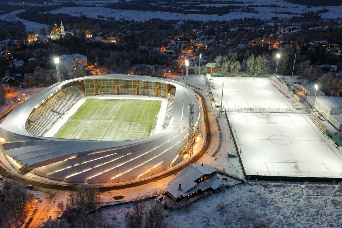 Как пел Юрий Антонов, «мечта сбывается и не сбывается». В случае большинства многообещающих городских проектов она исполниться не успела, но нейродизайнер Анастасия Якимова при помощи ИИ визуализировала для «Ключ-Медиа» идеальный Владимир. Мы представили, каким бы он мог встретить 2026 год, реализуй город все долгосрочные инициативы.